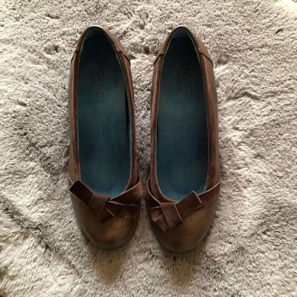 NEW VIONIC PUMPS. Brown. Size 10 (US).